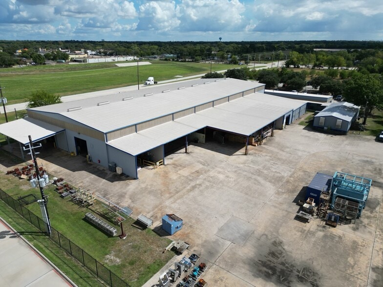 More Photos Of 10815 Huffmeister Rd, Houston Manufacturing For Lease