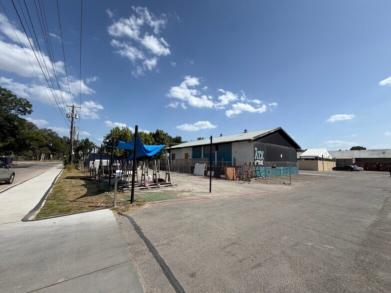 More Photos Of 5012 E 7th St, Austin Warehouse For Lease