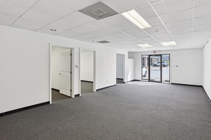 More Photos Of 11190 Circle Dr, Austin Unknown For Lease