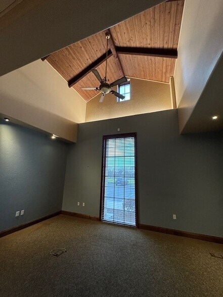 More Photos Of 303 E Caldwell Ave, Visalia Office For Sale