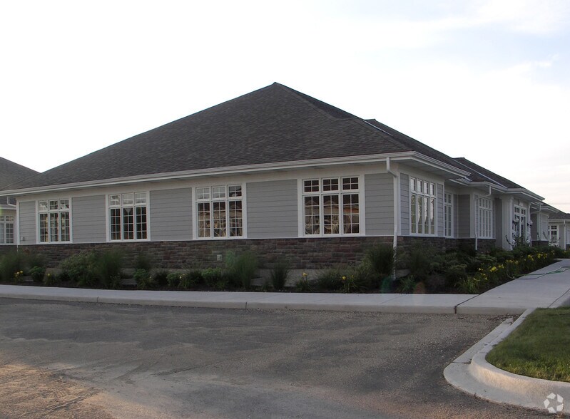 More Photos Of 700-730 Fox Glen Ct, Fox River Grove Medical For Lease