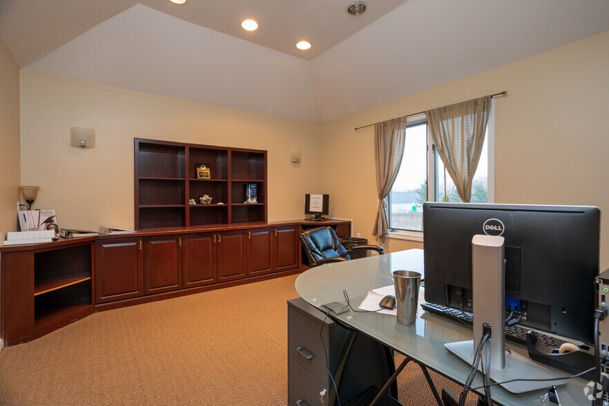 More Photos Of 169 Middle St, Bristol Medical For Sale