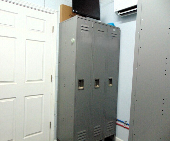 More Photos Of 907 N Vincennes Ave, Petersburg Loft Creative Space For Sale