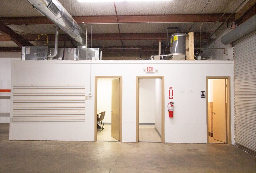 More Photos Of 916 S Locust St, Denton Warehouse For Lease