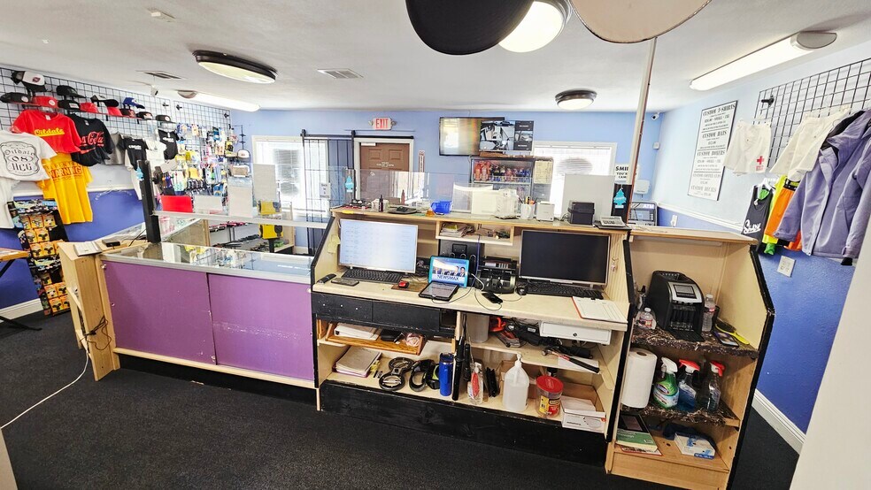 More Photos Of 306-308 Roberts Ln, Bakersfield Storefront Retail Residential For Sale