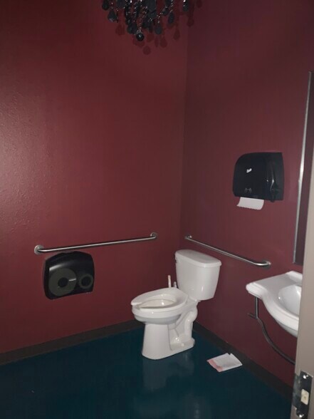 More Photos Of 3414 NW Cache Rd, Lawton Loft Creative Space For Lease