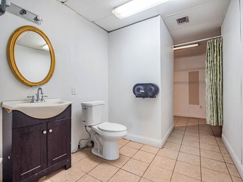 More Photos Of 1016 W Church St, Orlando Showroom For Lease