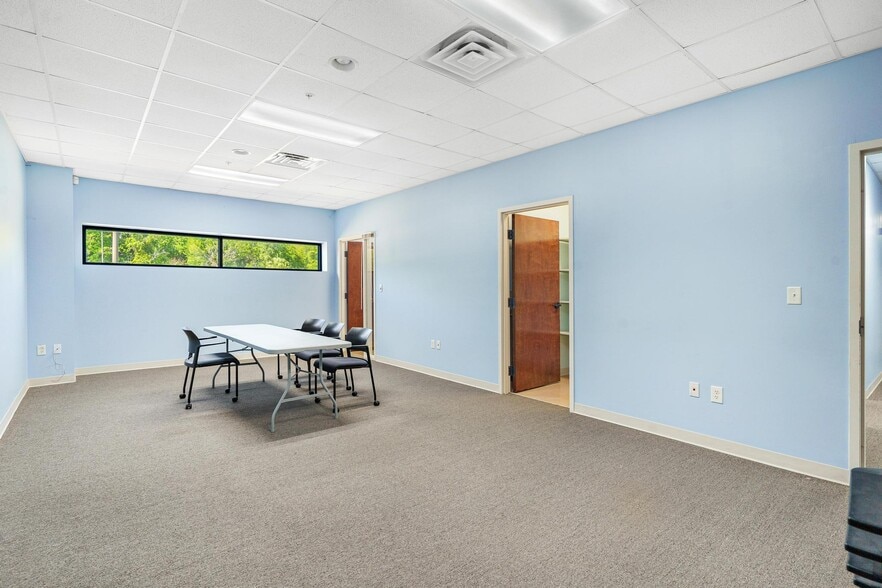More Photos Of 1904 Thomas Ave, Leesburg Office For Sale