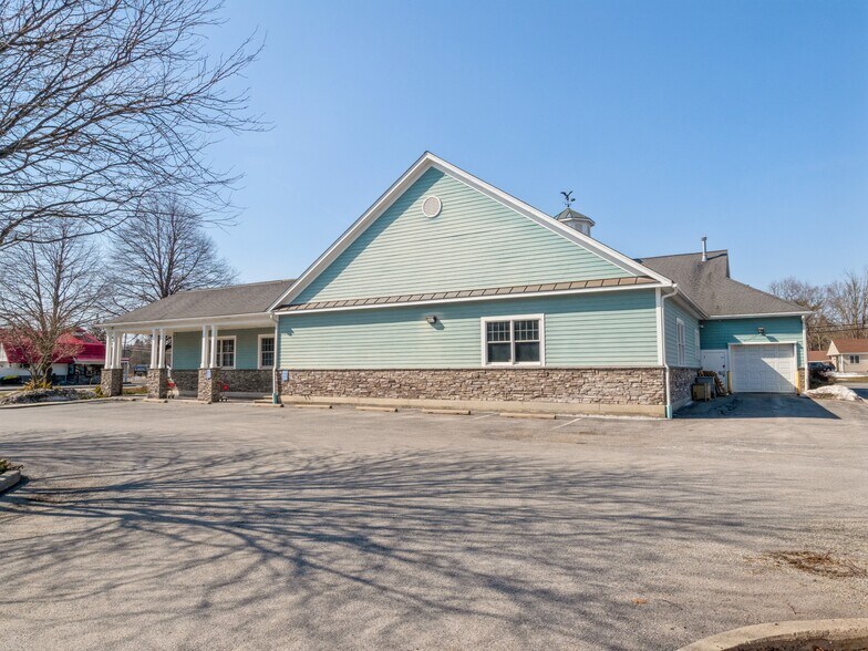 More Photos Of 4170 Albany Post Rd, Hyde Park Freestanding For Sale