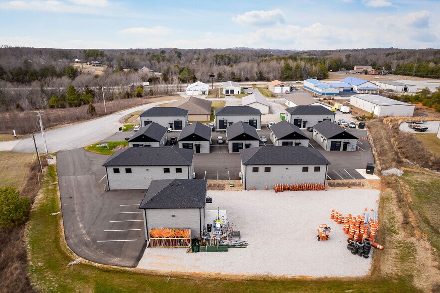 More Photos Of 240 Hub Circle, Cookeville Showroom For Lease