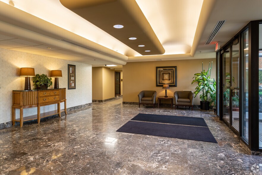 More Photos Of 6230 Orchard Lake Rd, West Bloomfield Office For Lease