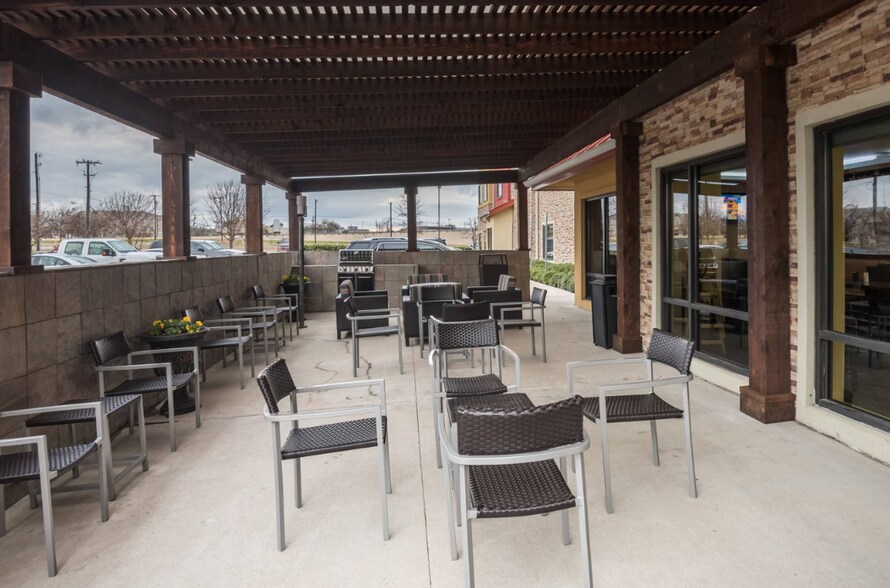 More Photos Of 2700 Travis St, DeSoto Hospitality For Sale