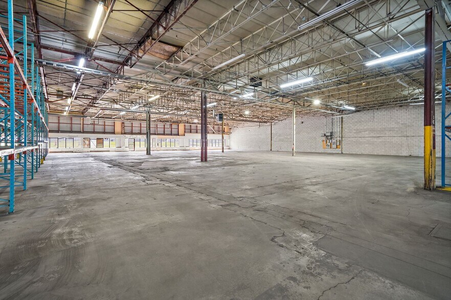More Photos Of 6265 Ch De La Côte-De-Liesse, Saint-Laurent Warehouse For Lease
