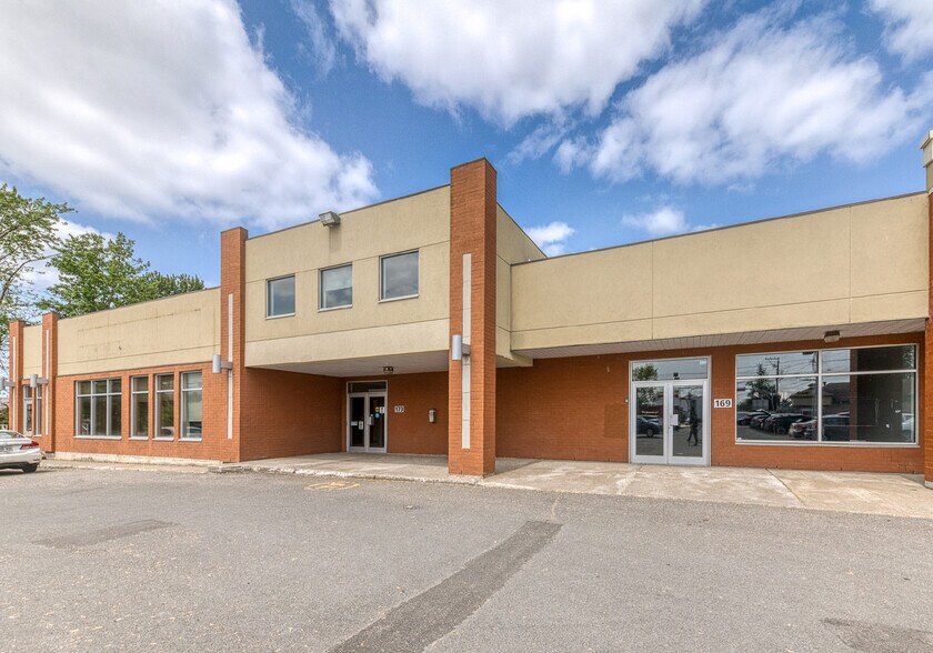 More Photos Of 169-173 Rue Dupont, Pont-rouge Freestanding For Lease