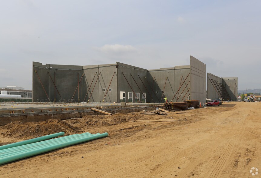 More Photos Of 9043 N Lurline Ave, Chatsworth Warehouse For Lease