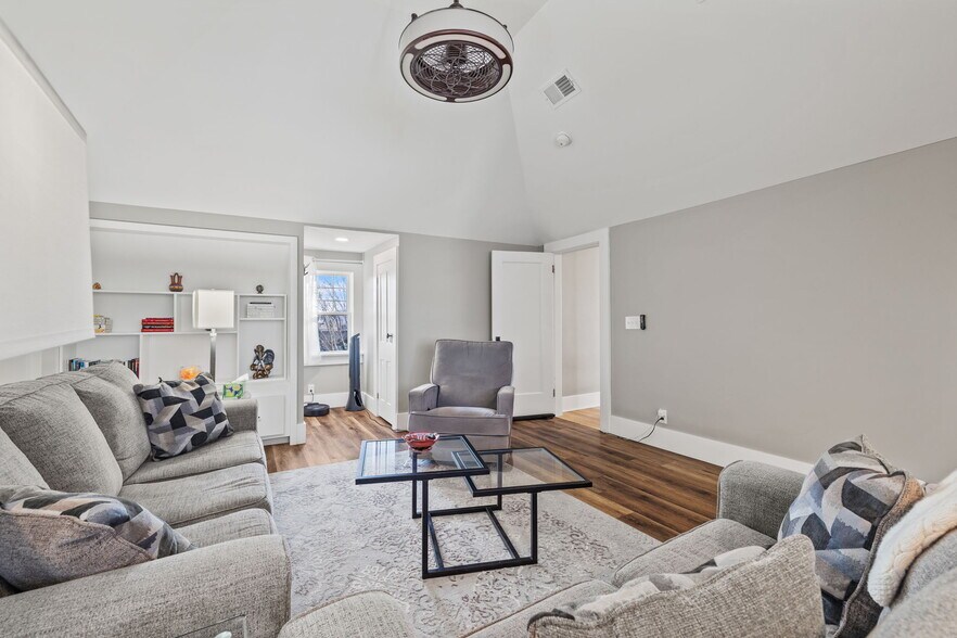 More Photos Of 2049 S Brentwood Blvd, Springfield Office For Sale