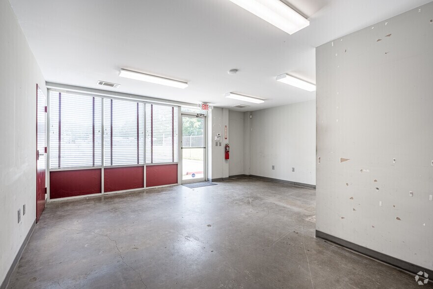 More Photos Of 43 Bellamy Ct, Stockbridge Service For Lease