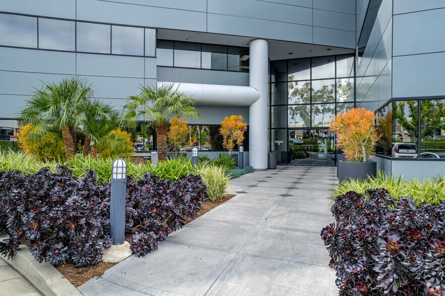 More Photos Of 15707 Rockfield Blvd, Irvine Office For Lease