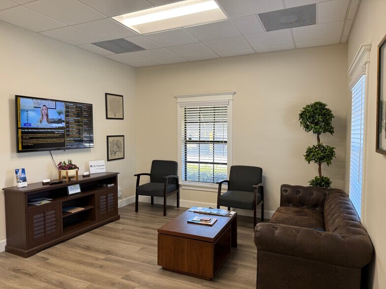 More Photos Of 935 Main St, Safety Harbor Office For Lease