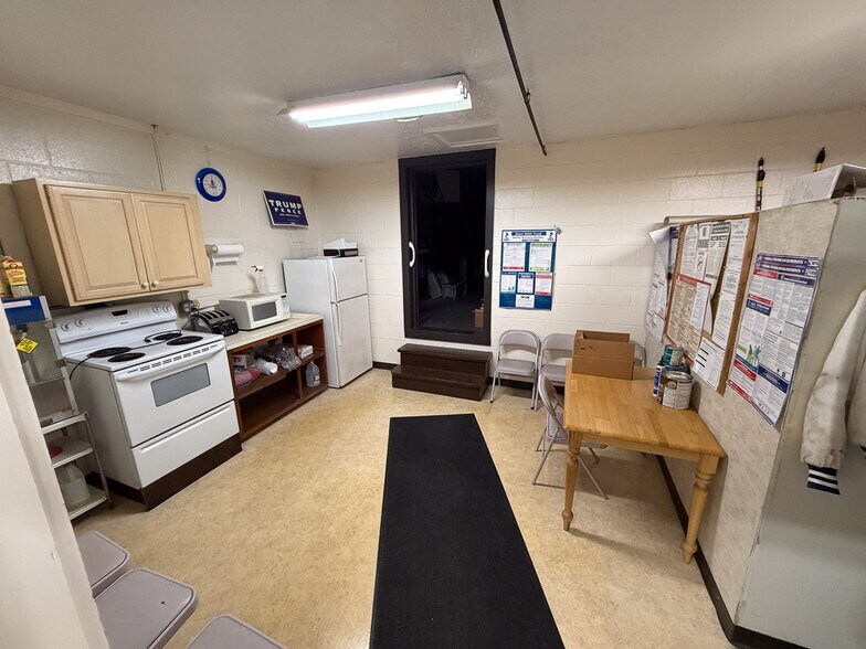 More Photos Of 2202 31st St NE, Canton Flex For Sale