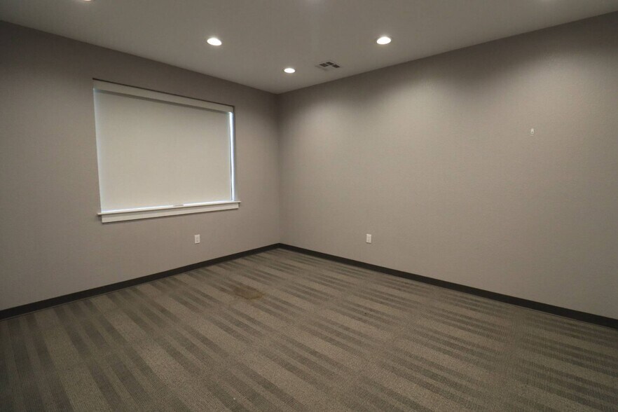 More Photos Of 800 Bonaventure Way, Sugar Land Office For Sale