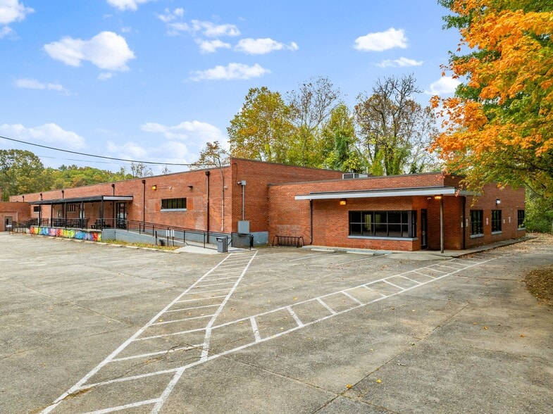 More Photos Of 105 Fairview Rd, Asheville Light Manufacturing For Lease