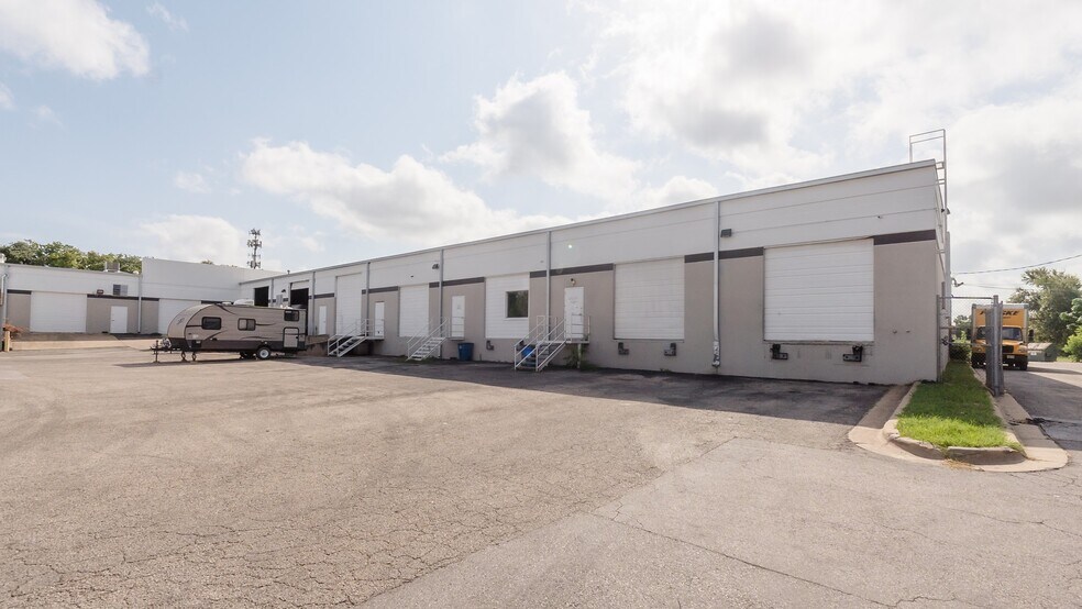 More Photos Of 6001 Techni Center Dr, Austin Distribution For Lease