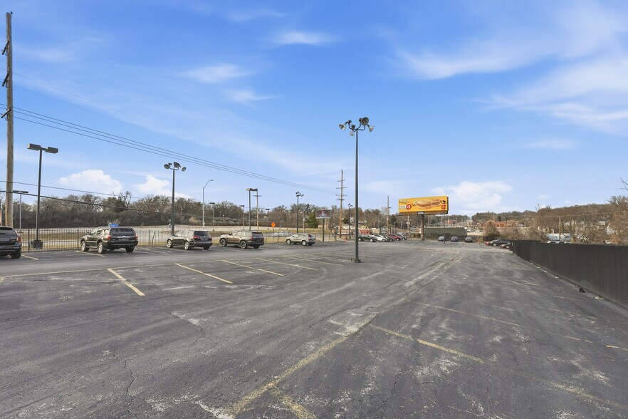 More Photos Of 3925 N Oak, Kansas City Auto Dealership For Sale