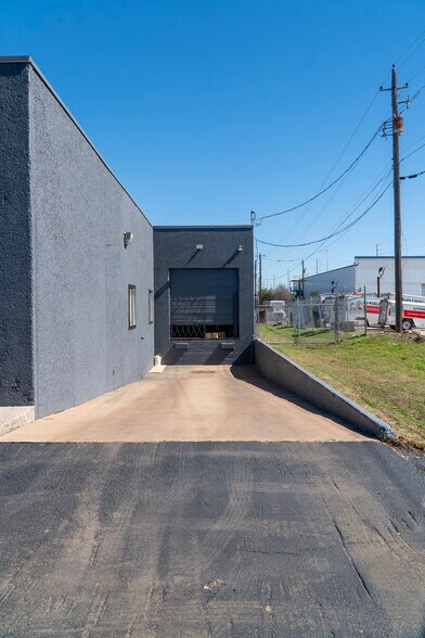 More Photos Of 3911 Woodbury Dr, Austin Warehouse For Lease