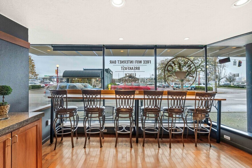 More Photos Of 171 S Broadway, Coos Bay General Retail For Sale