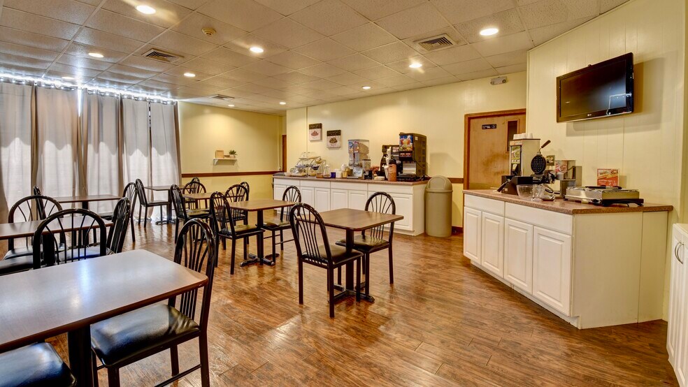 More Photos Of 52601 Holiday Dr, Saint Clairsville Hotel For Sale