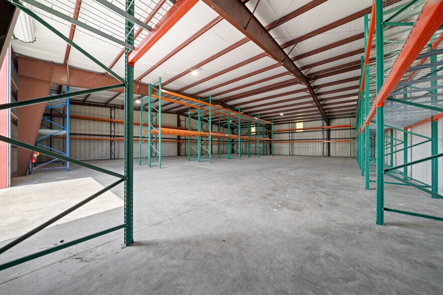 More Photos Of 3073 NE 37th Pl, Wildwood Warehouse For Lease