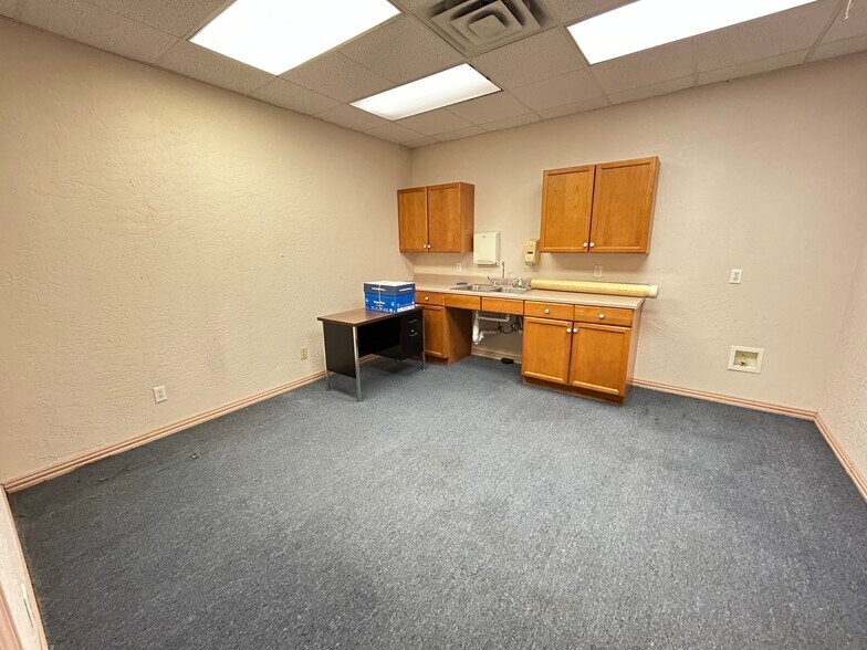 More Photos Of 1610 Posey Ln, Sulphur Springs Office For Sale