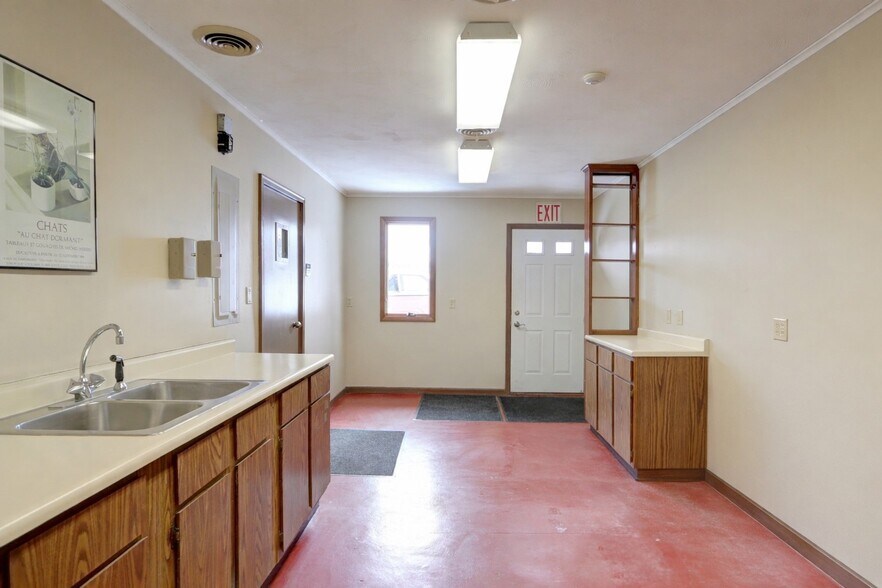 More Photos Of 762 Pre Emption Rd, Geneva Veterinarian Kennel For Sale