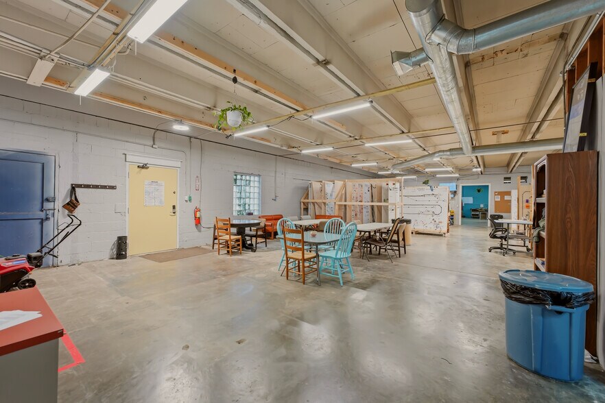 More Photos Of 303-311 E Anderson Ave, Knoxville Warehouse For Lease