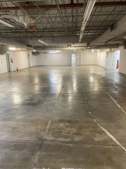 More Photos Of 2409 Sycamore Dr, Knoxville Showroom For Lease