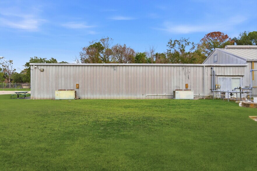 More Photos Of 13025 Fadeway ln, Houston Industrial For Lease