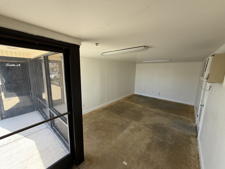 More Photos Of 15400 Tamarack Dr, Victorville Warehouse For Lease