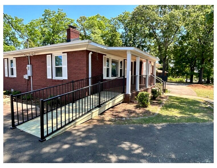 More Photos Of 1934 N Pleasantburg Dr, Greenville Medical For Lease
