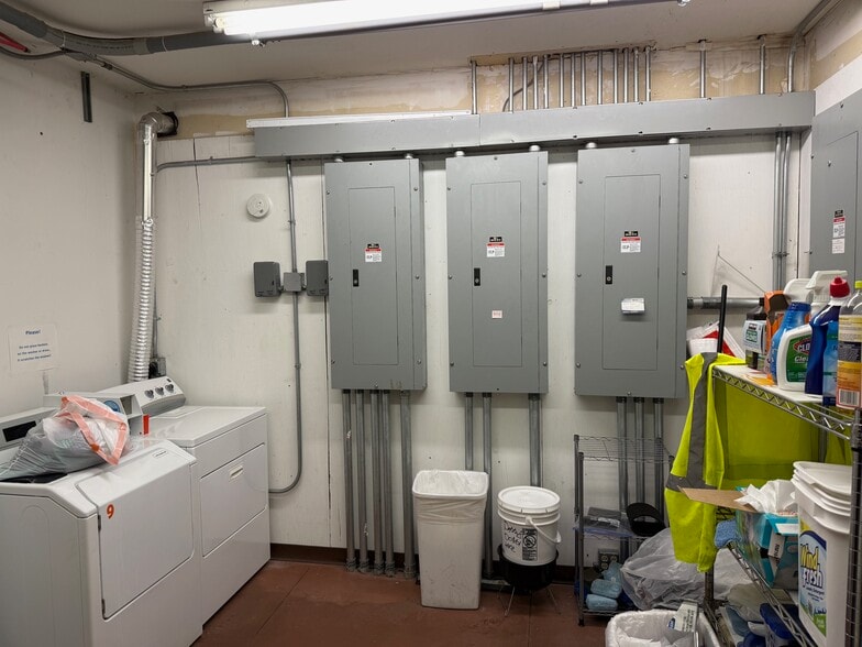 More Photos Of 1651 S 11th St, Nebraska City Showroom For Sale