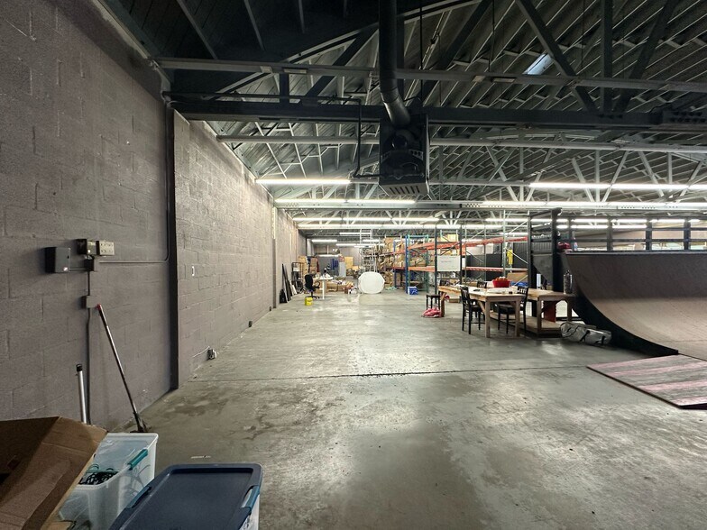 More Photos Of 3030 E Pacific Coast Hwy, Long Beach Showroom For Lease