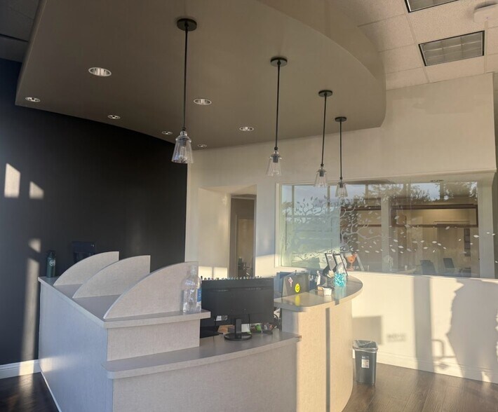 More Photos Of 5540-5550 N Farmer Branch Rd, Ozark General Retail For Sale