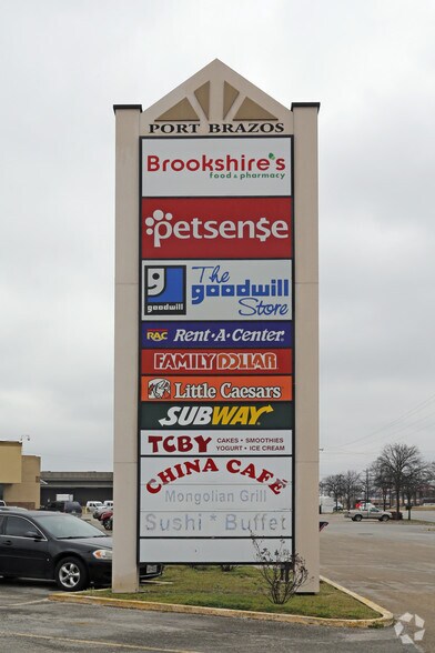 More Photos Of 1301-1407 S Morgan St, Granbury Unknown For Lease