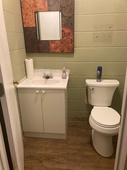 More Photos Of 382-392 Virginia St, Crystal Lake Freestanding For Lease