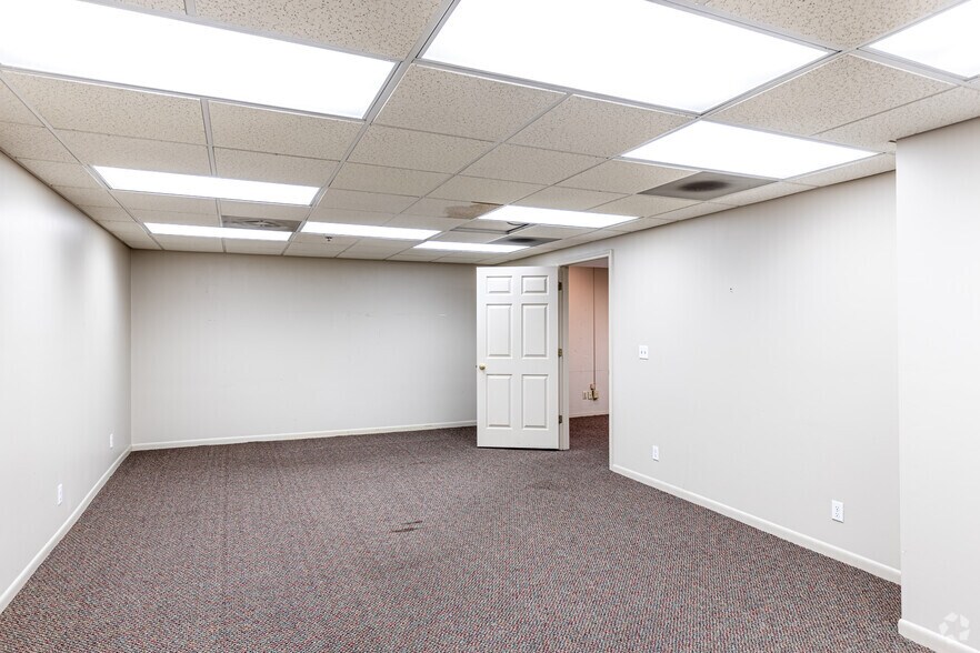 More Photos Of 1813-1831 Holmes St, Kansas City Light Distribution For Sale