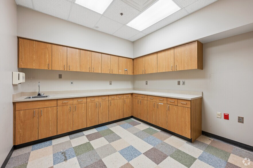 More Photos Of 800 S Tillotson Ave, Muncie Medical For Lease