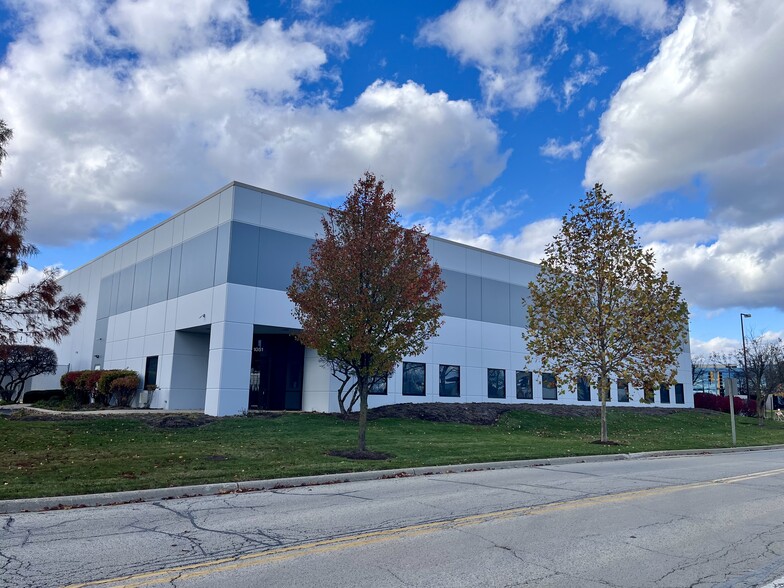 Primary Photo Of 1051 Commerce Ct, Buffalo Grove Warehouse For Lease