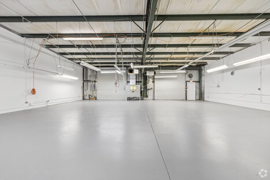 More Photos Of 4408 Corporate Sq, Naples Manufacturing For Sale