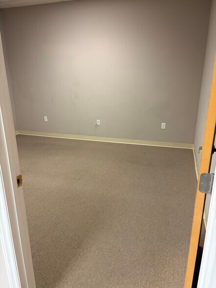 More Photos Of 1904 Fairfax Rd, Greensboro Distribution For Lease