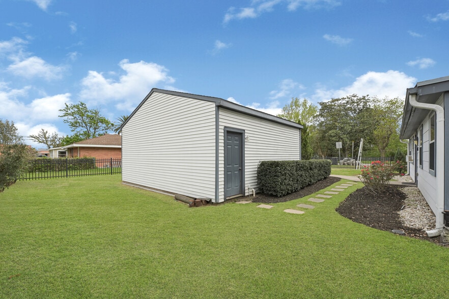 More Photos Of 2243 N Park Ave, Pearland Medical For Lease